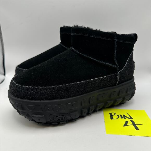 UGG Women's 8 Venture Daze Ultra Mini Black 1158200 TIRE BOOT - Picture 1 of 7